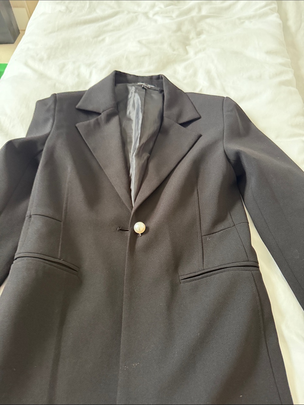 Romeo & Juliet Couture Black Single-Pearl Blazer